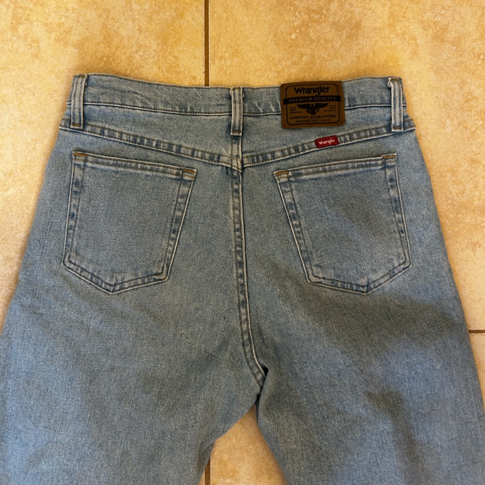Wrangler Light Wash Relaxed Fit Jeans - Picture 4 of 5